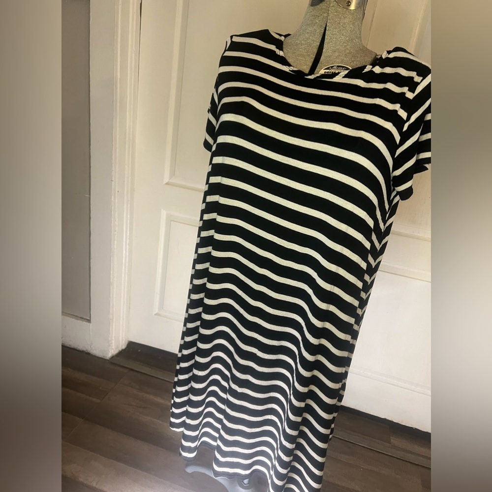 Forever Rose Couture‎ casual Black And White Dress With Stripes , plus size 1X